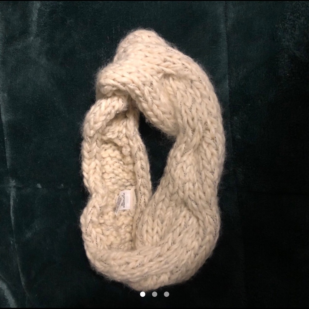Adorable creme/ tan braided headband!